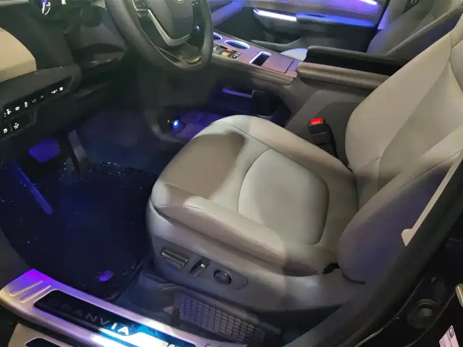 Toyota Granvia — фото 9