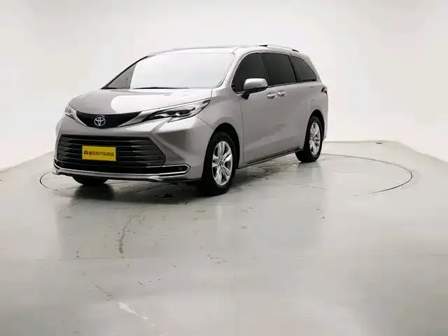 Toyota Sienna — фото 1