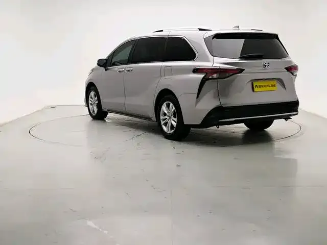 Toyota Sienna — фото 9