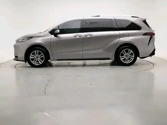 Toyota Sienna — фото 3
