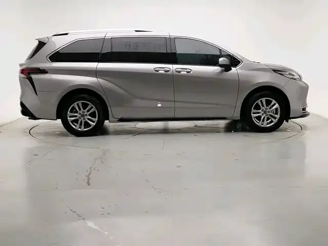 Toyota Sienna — фото 4