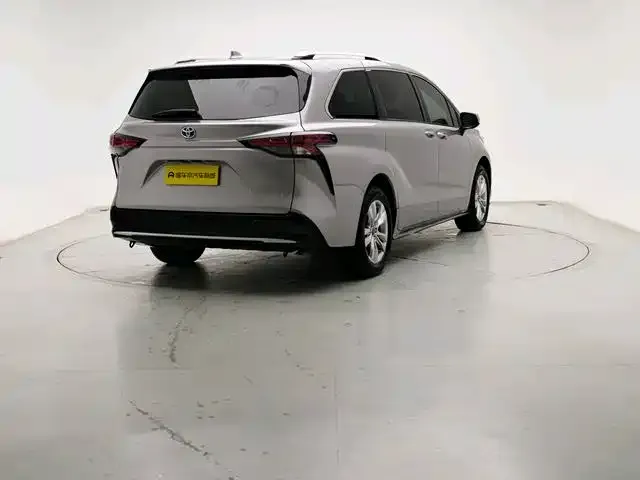 Toyota Sienna — фото 8
