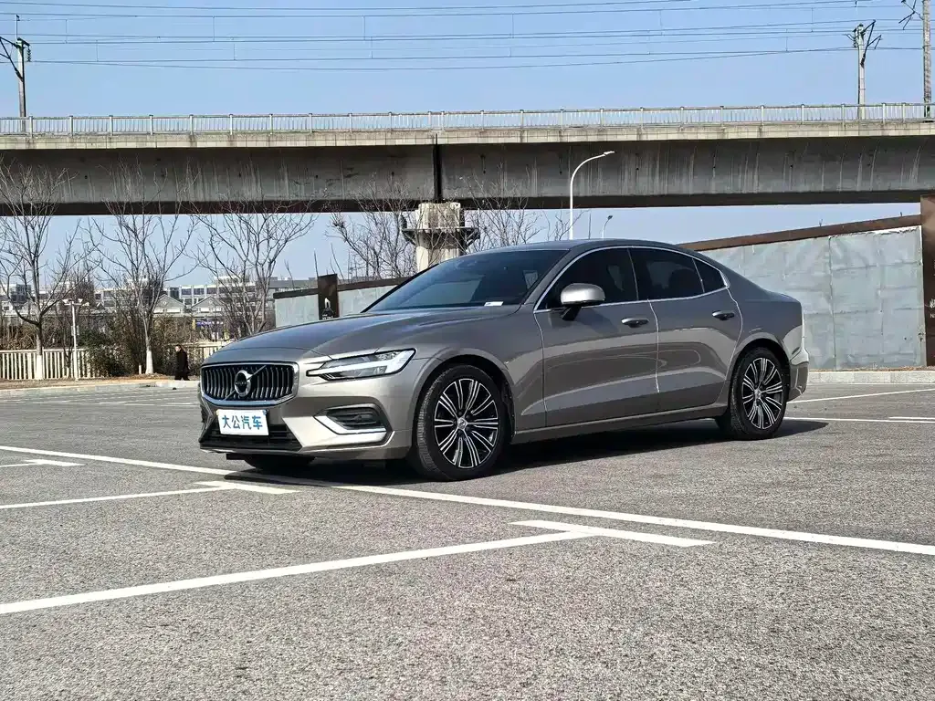 Volvo S60 — фото 1