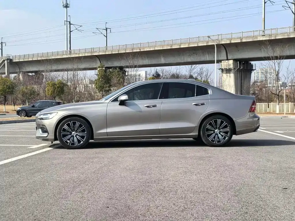 Volvo S60 — фото 10