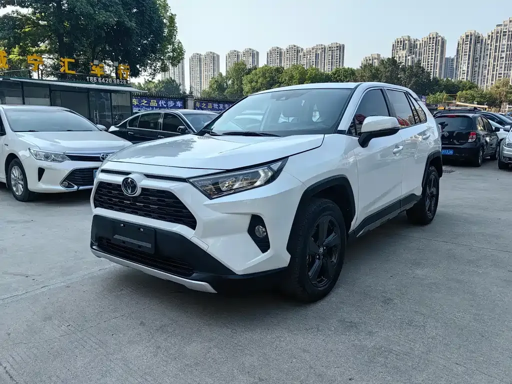 Toyota RAV4 — фото 1