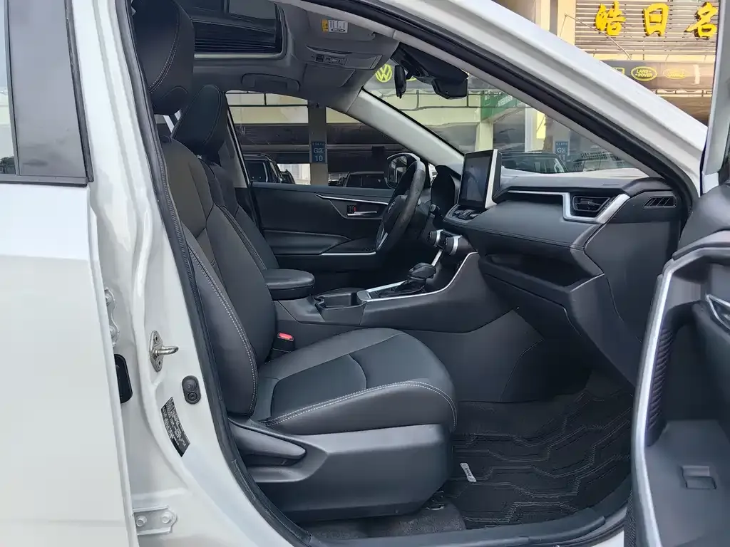 Toyota RAV4 — фото 8