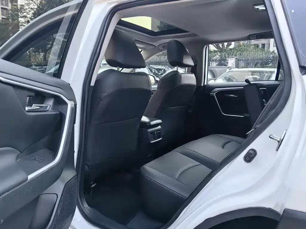 Toyota RAV4 — фото 3