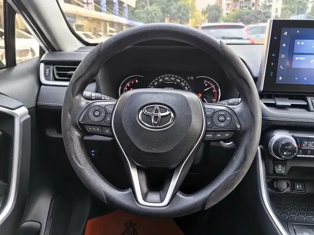 Toyota RAV4 — фото 5