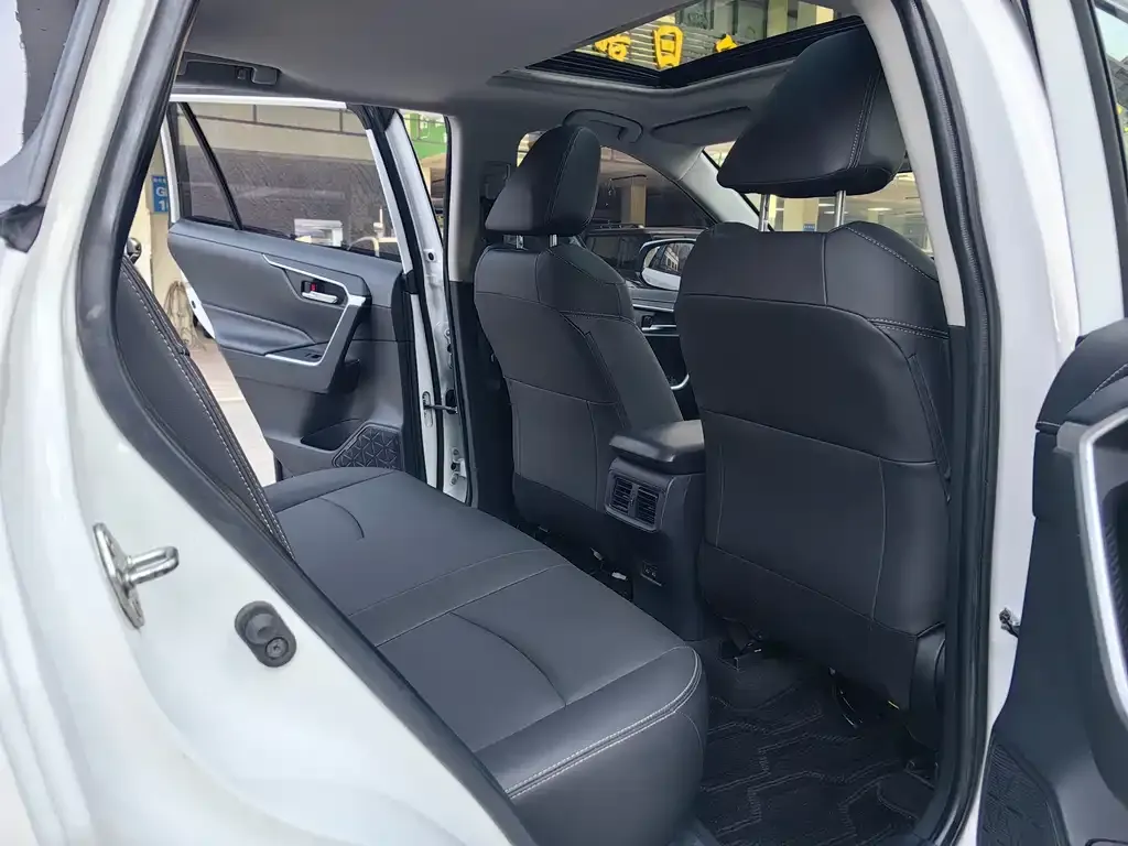 Toyota RAV4 — фото 7