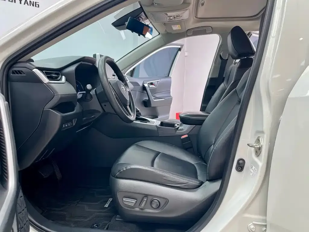 Toyota RAV4 — фото 4