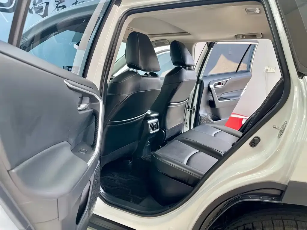 Toyota RAV4 — фото 5