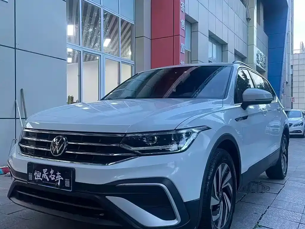 Volkswagen Tiguan L — фото 1