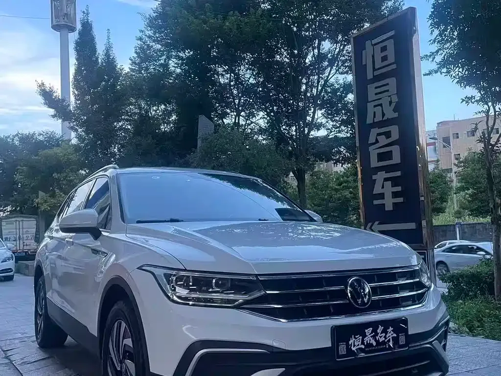 Volkswagen Tiguan L — фото 10