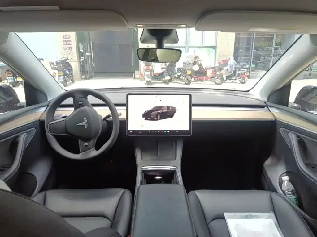 Tesla Model Y — фото 8