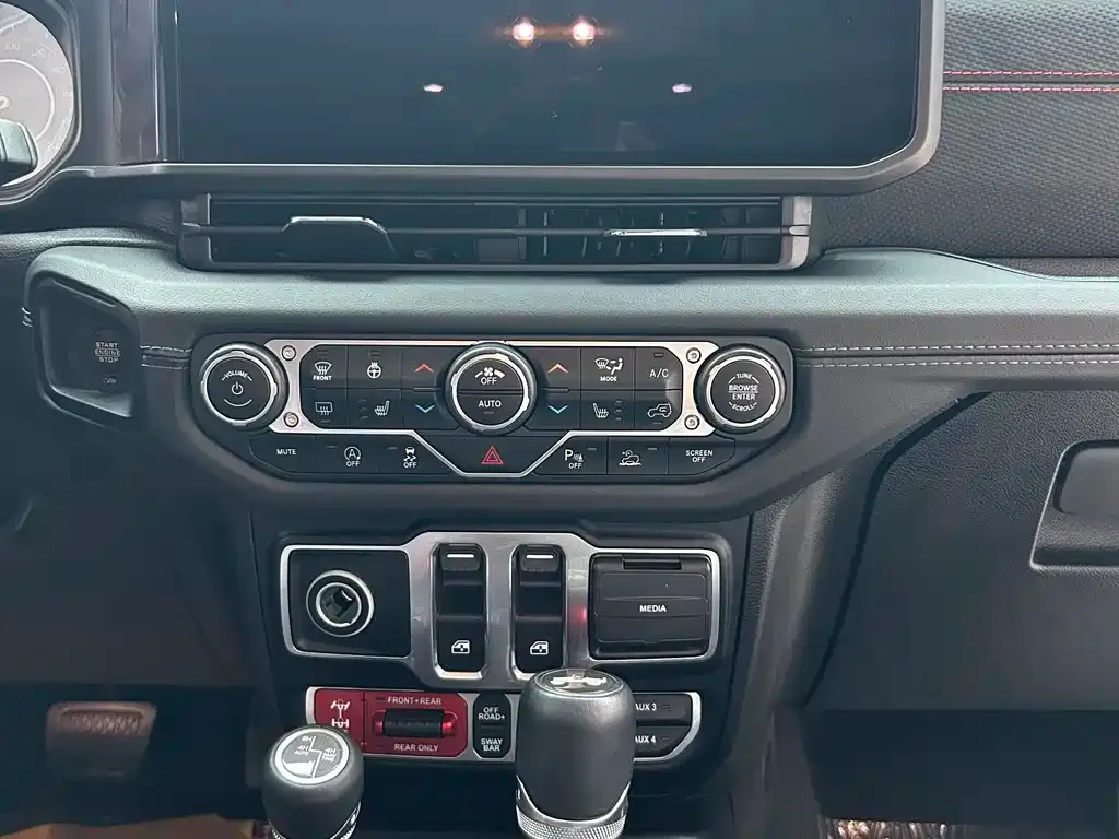 Jeep Wrangler — фото 10