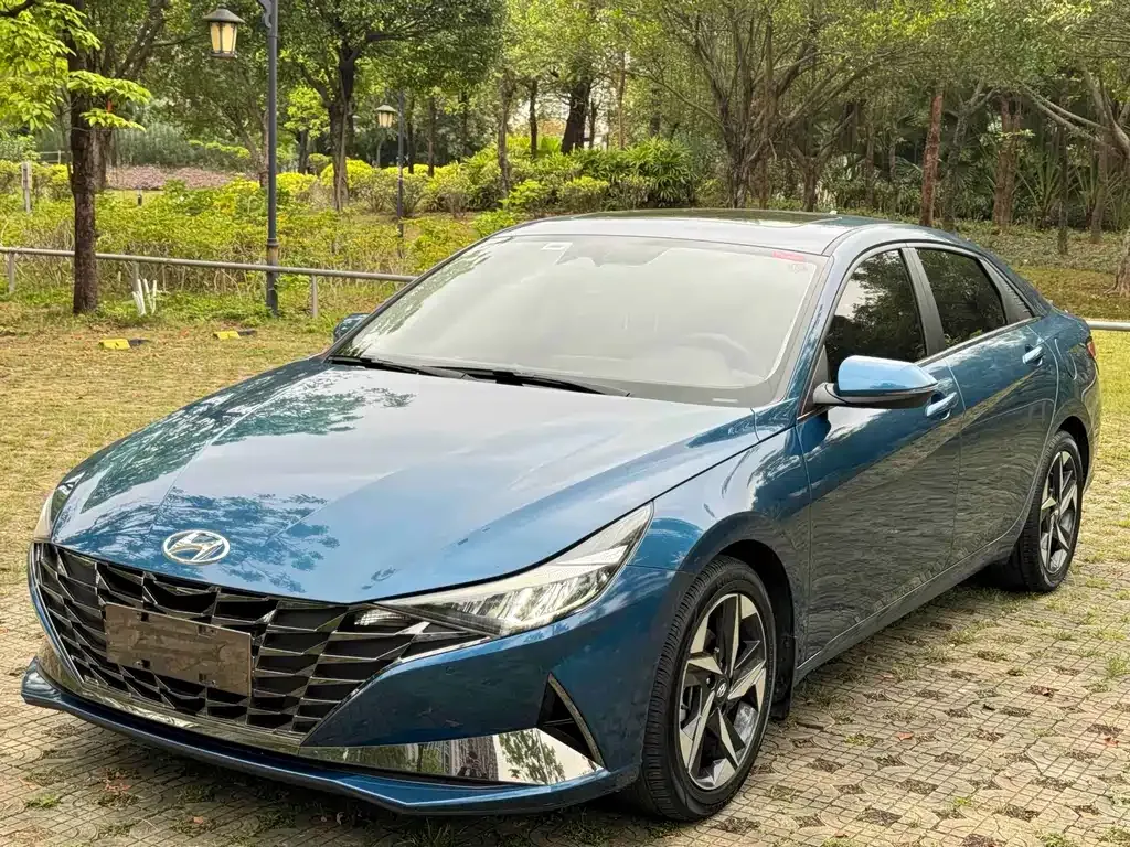 Hyundai Elantra — фото 1
