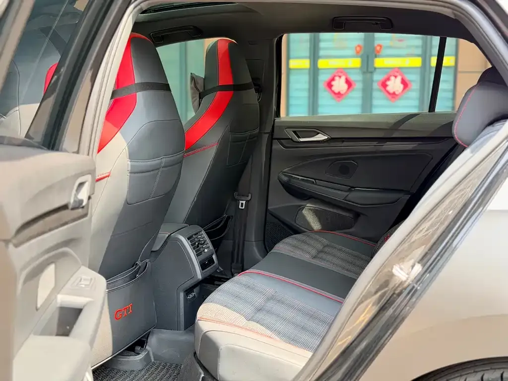 Volkswagen Golf GTI 2023 из CN, фото 2