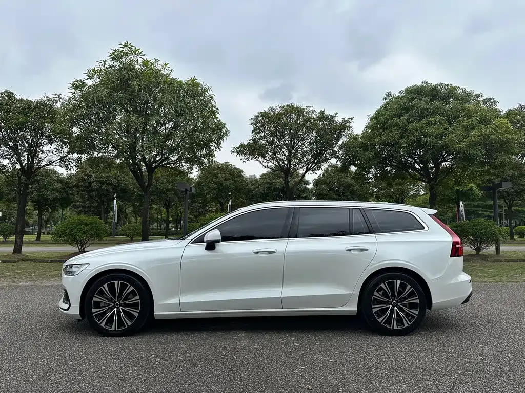 Volvo V60 2022 из CN, фото 6
