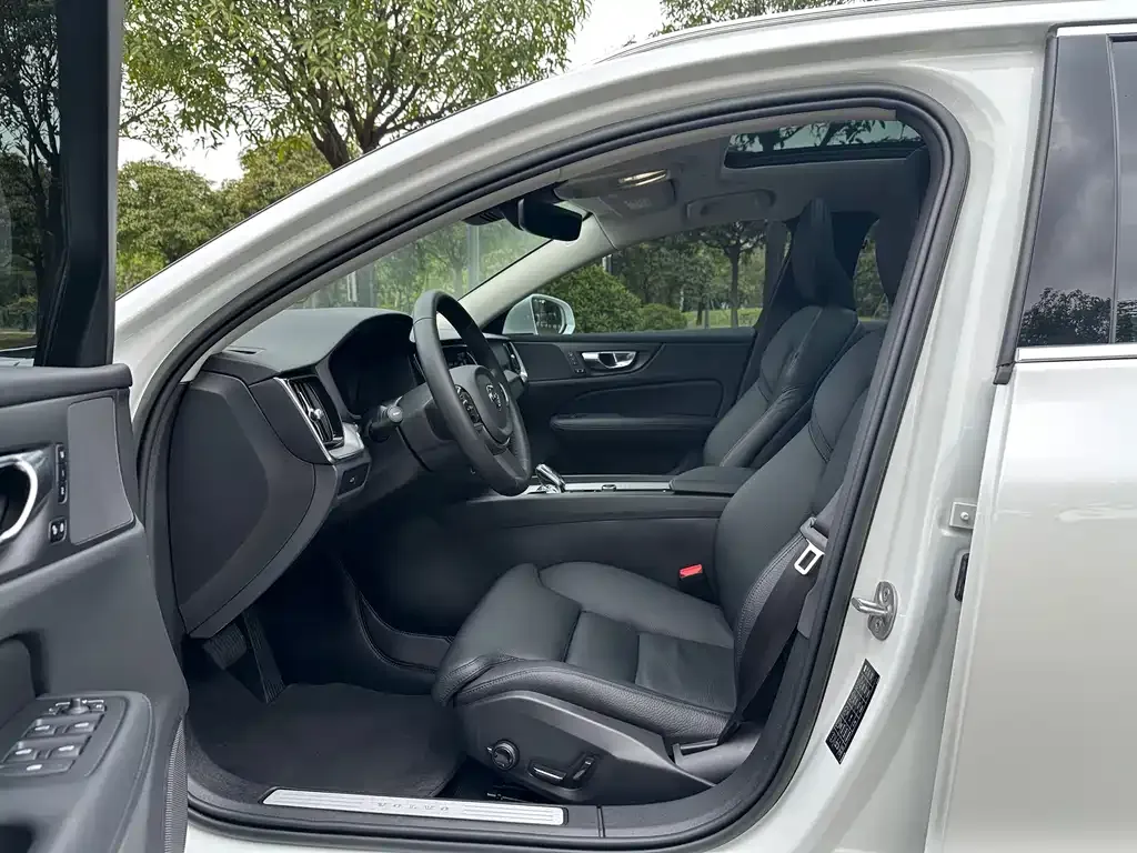 Volvo V60 2022 из CN, фото 5