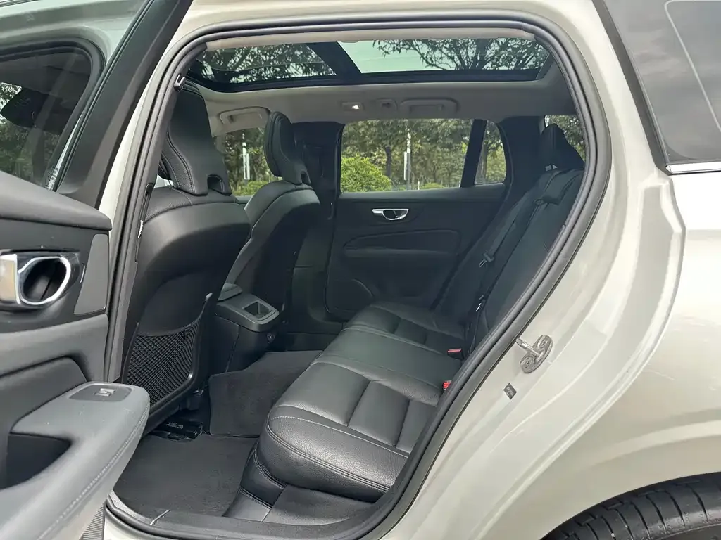 Volvo V60 2022 из CN, фото 2
