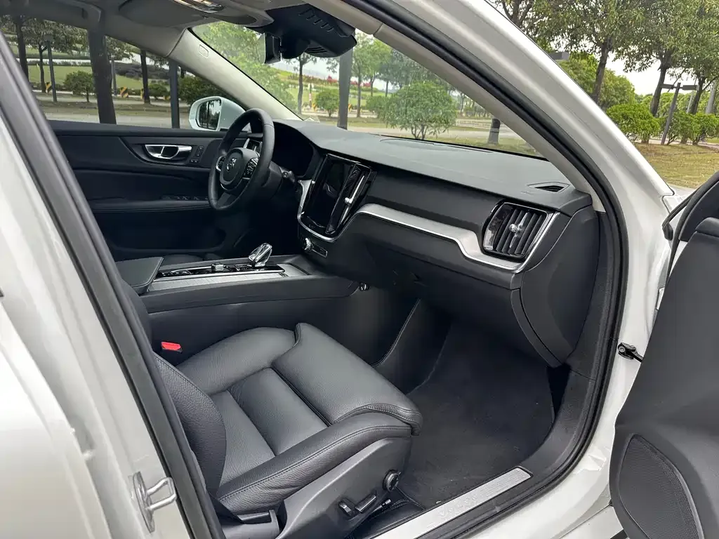 Volvo V60 2022 из CN, фото 3