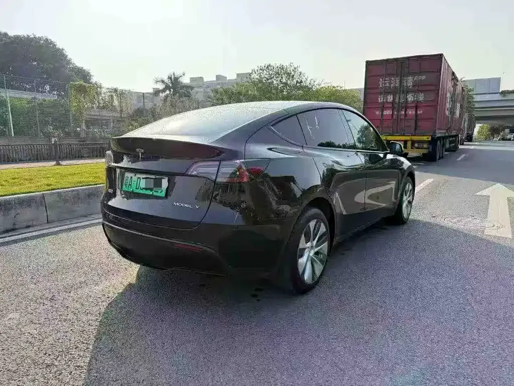 Tesla Model Y — фото 8