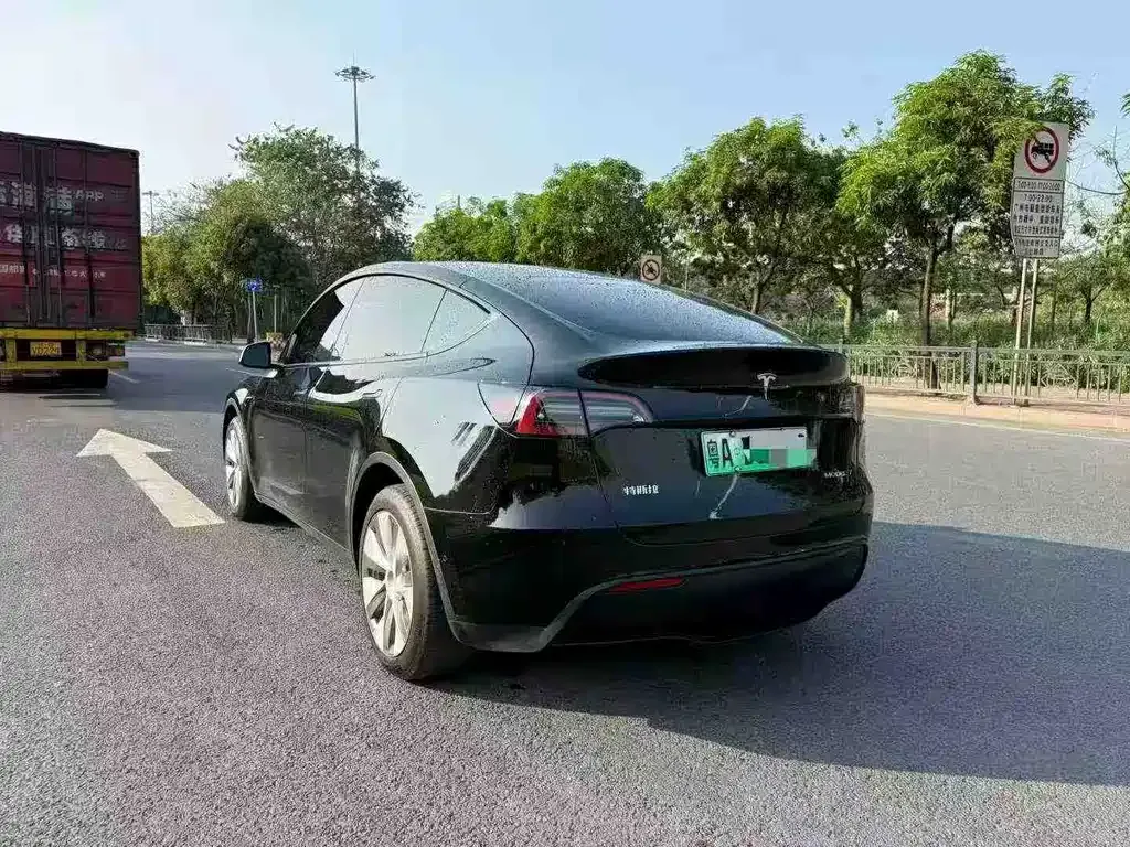 Tesla Model Y — фото 9