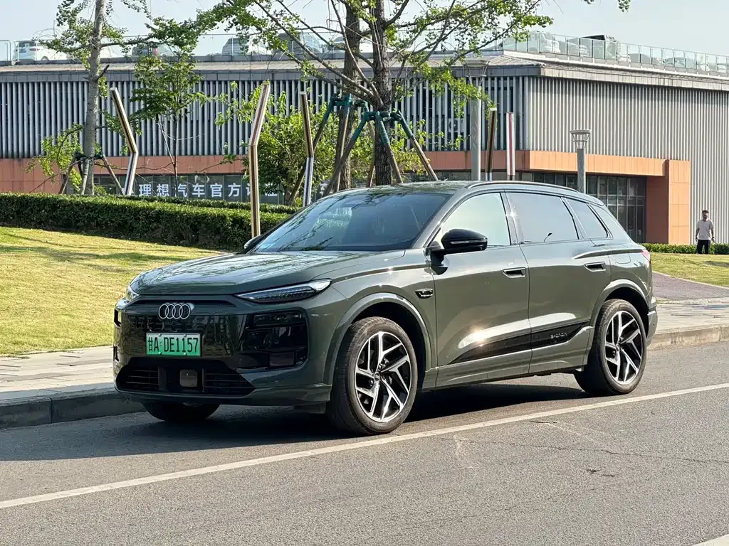 Audi Q6L e-tron — фото 1