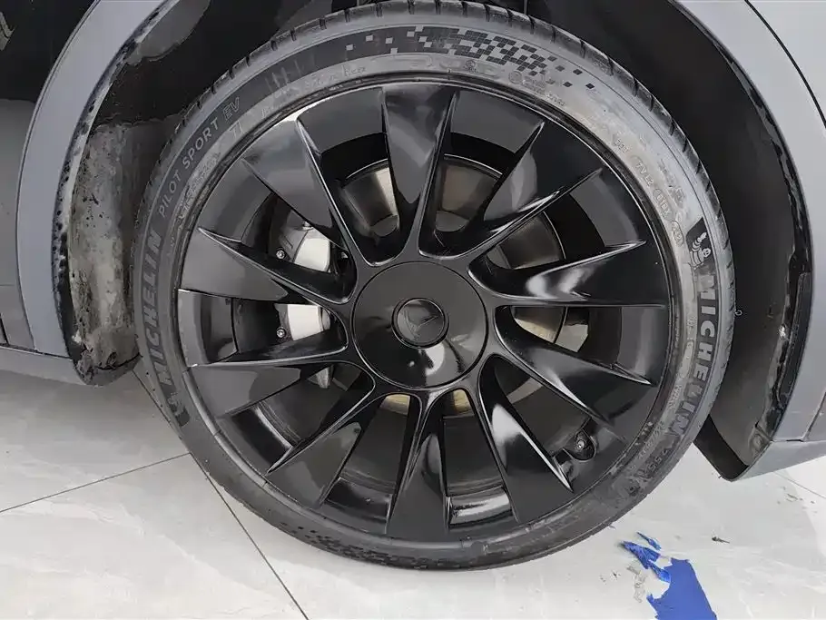 Tesla Model Y — фото 9