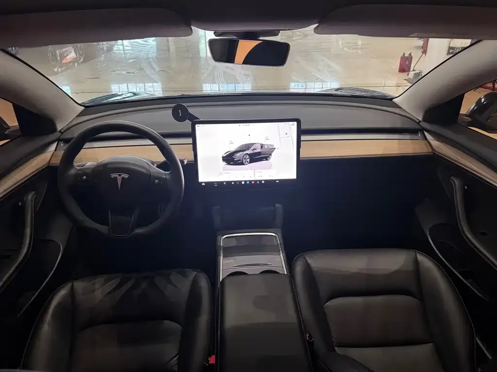 Tesla Model 3 — фото 2