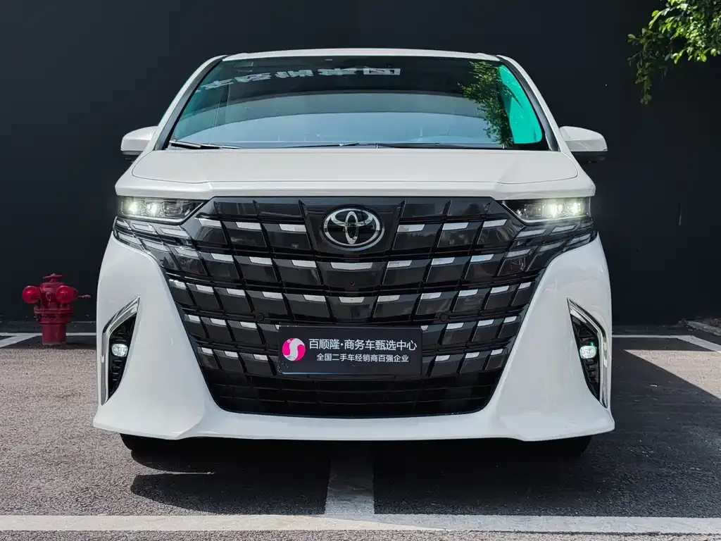Toyota Alphard — фото 1