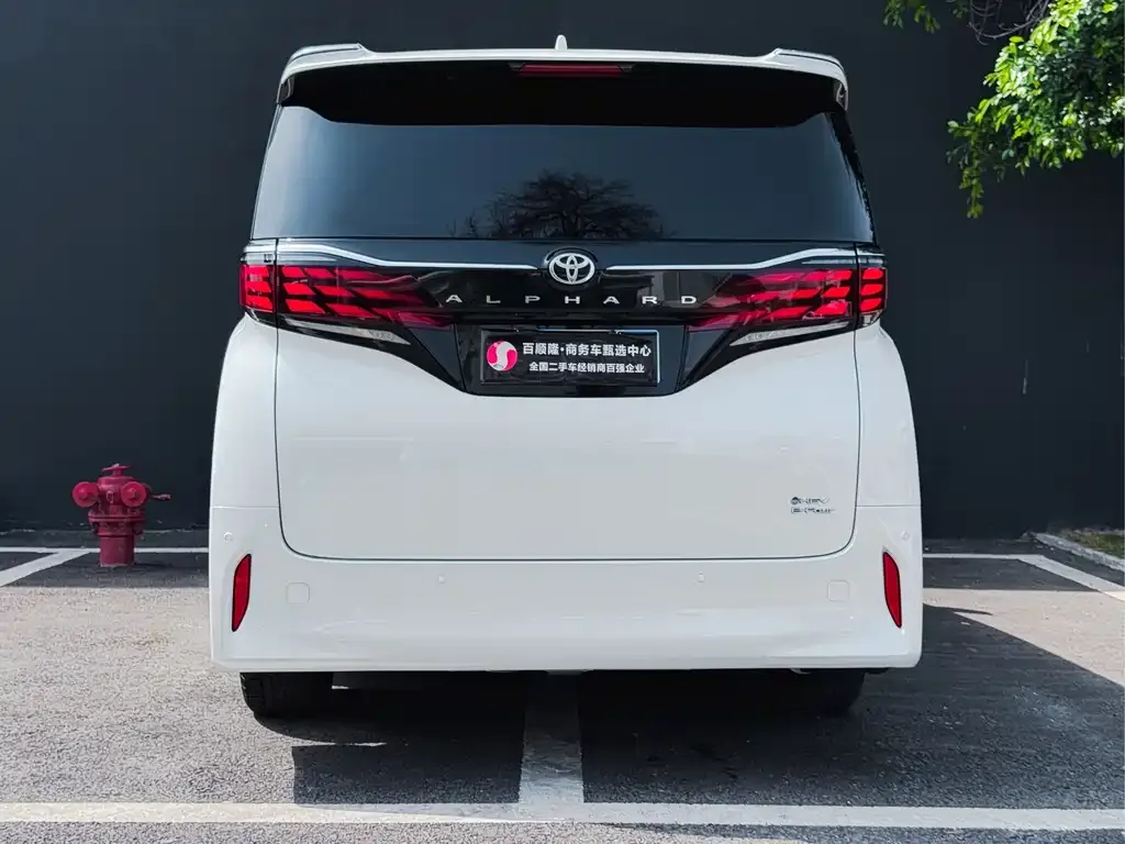 Toyota Alphard — фото 3
