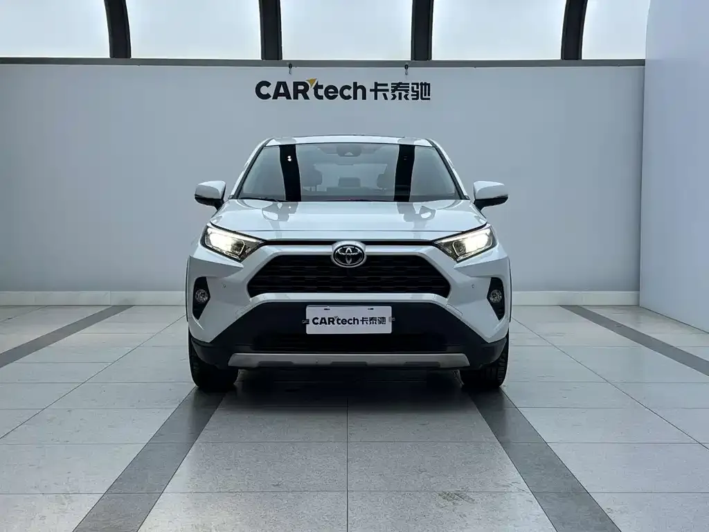 Toyota RAV4 — фото 1