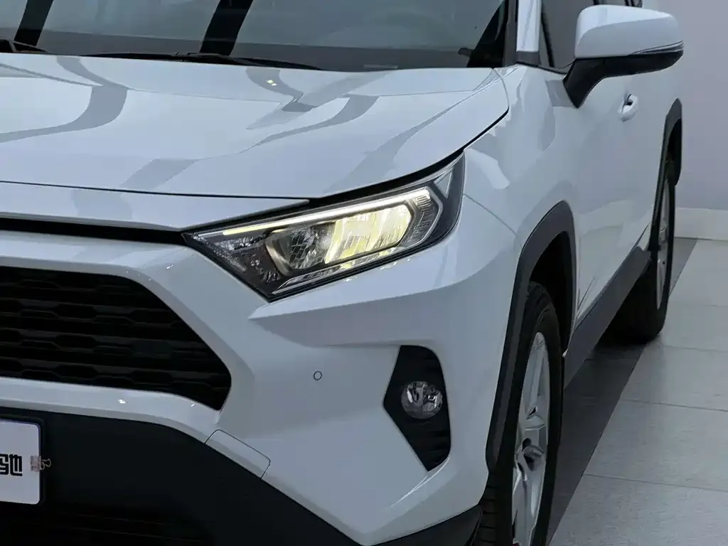 Toyota RAV4 — фото 7