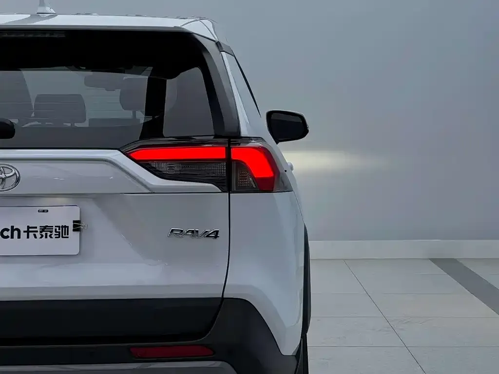 Toyota RAV4 — фото 8