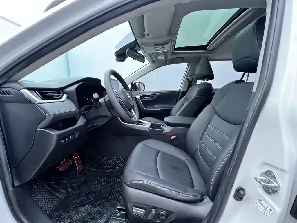 Toyota RAV4 — фото 10