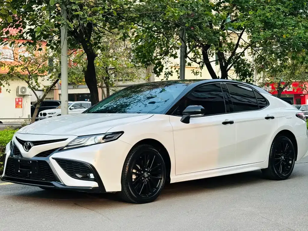 Toyota Camry — фото 1