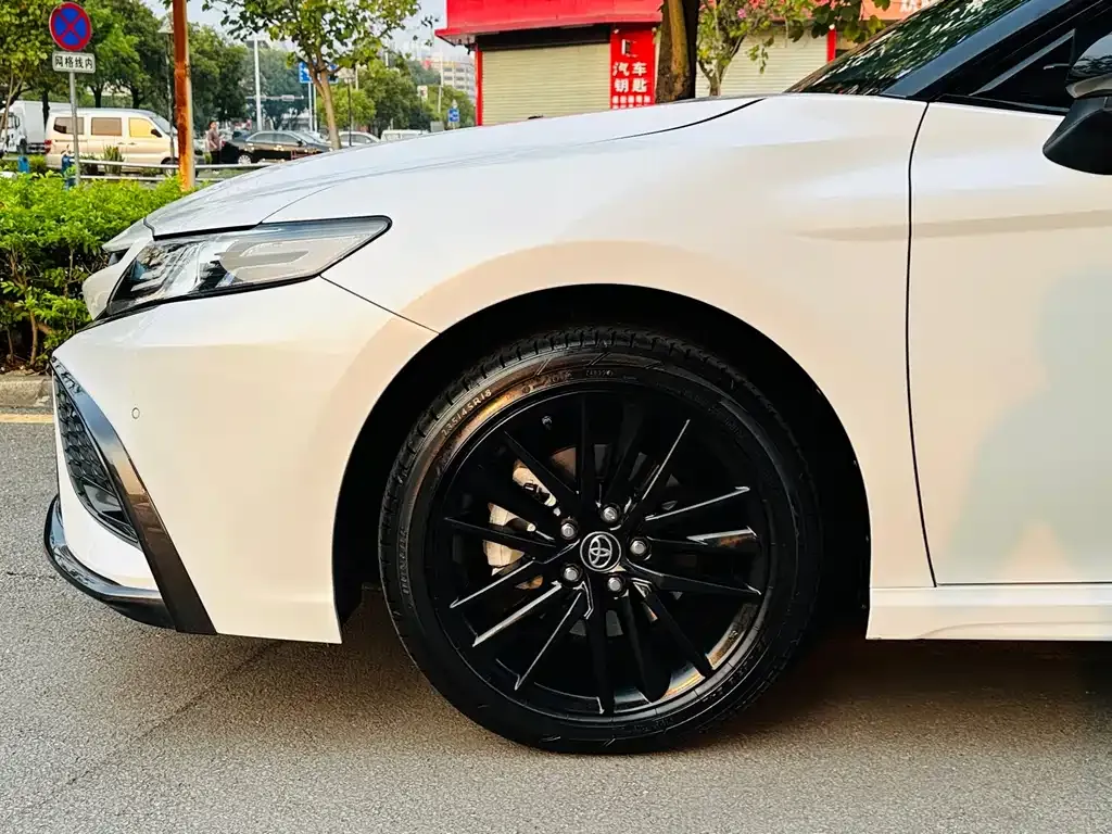 Toyota Camry — фото 5