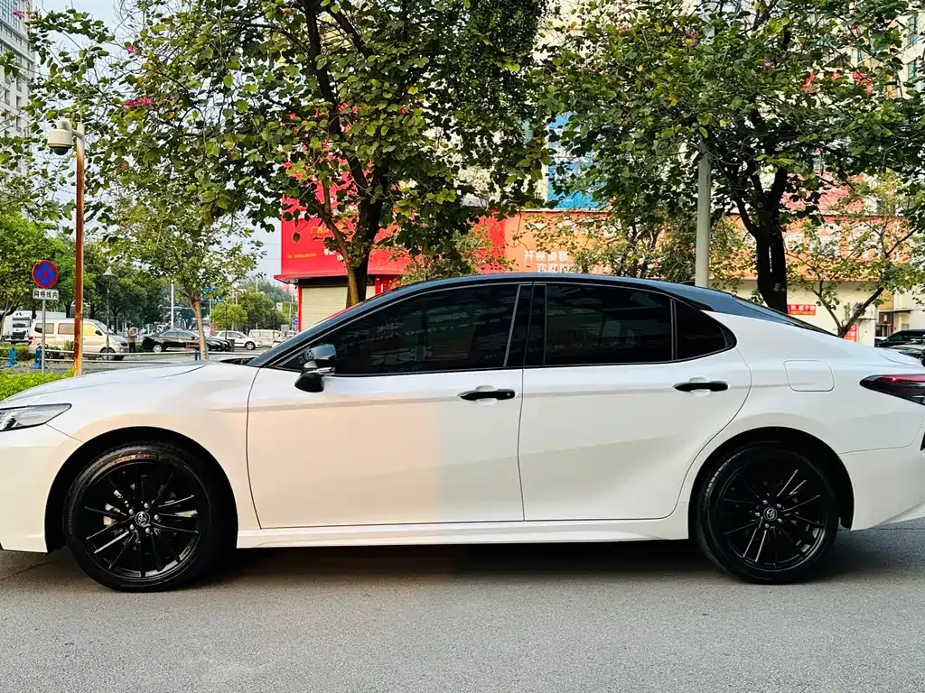 Toyota Camry — фото 9
