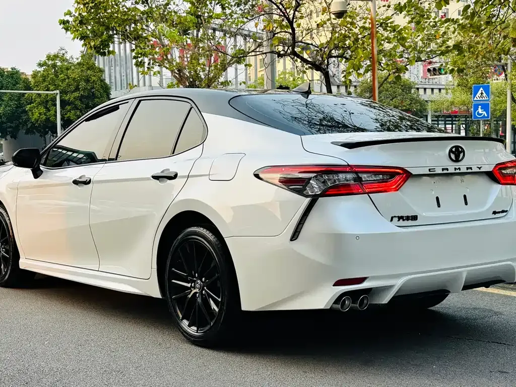 Toyota Camry — фото 6
