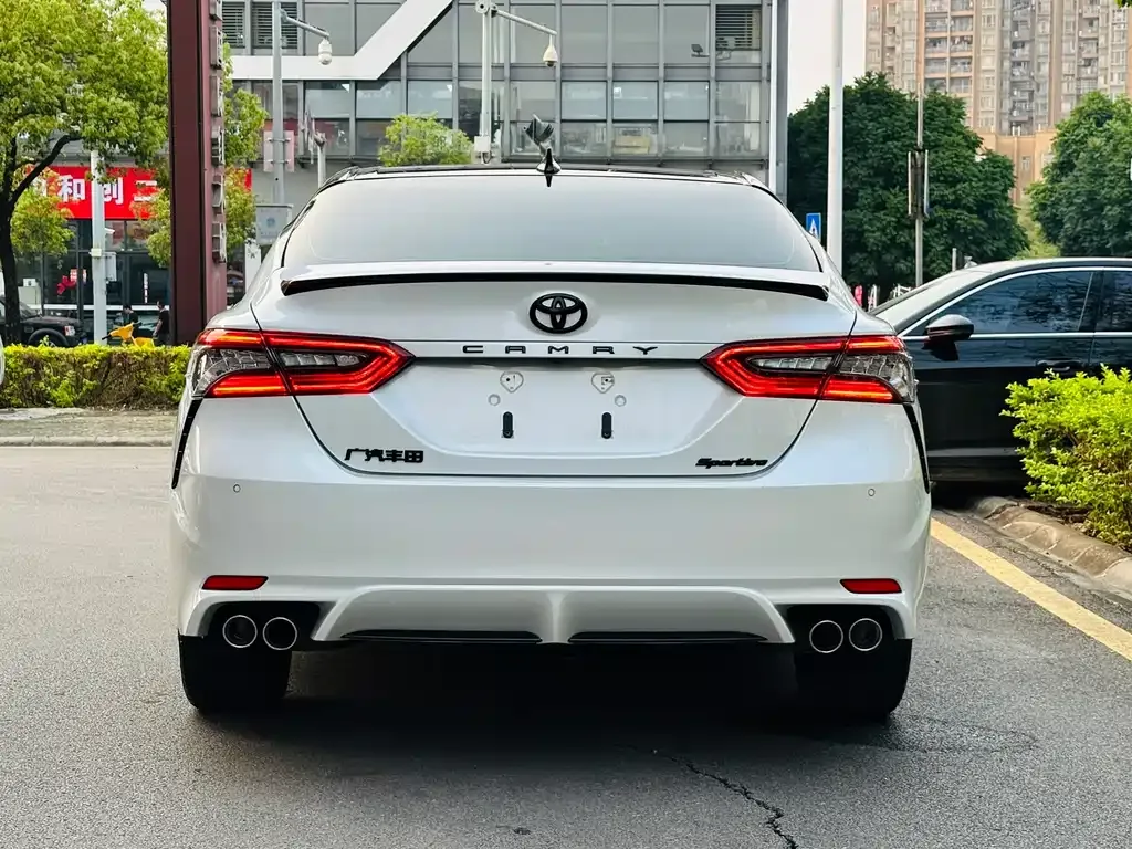 Toyota Camry — фото 4