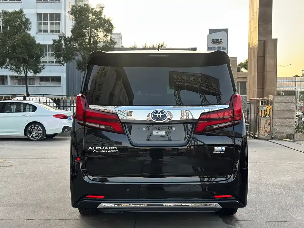 Toyota Alphard — фото 5