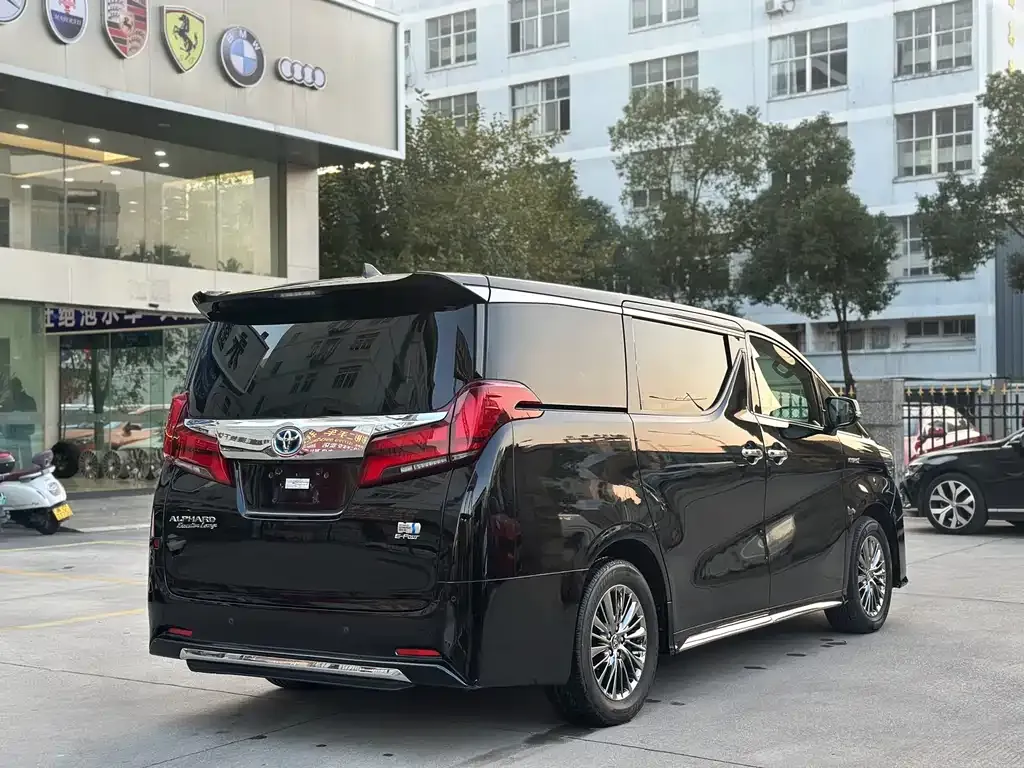 Toyota Alphard — фото 4