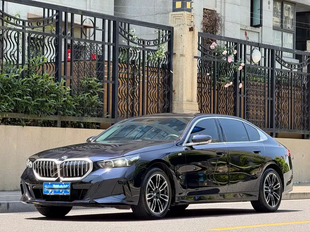 BMW 5 Series — фото 1