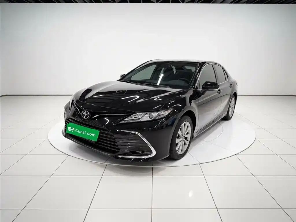 Toyota Camry — фото 1