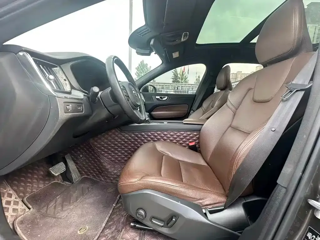 Volvo XC60 — фото 2