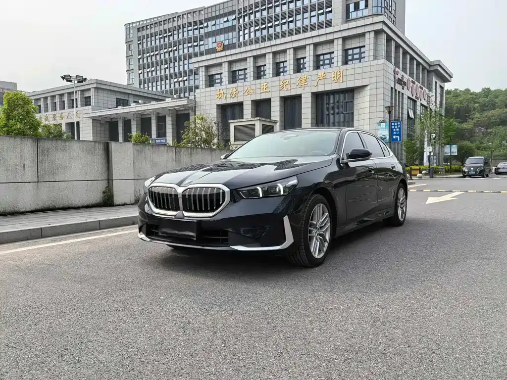 BMW 5 Series — фото 1