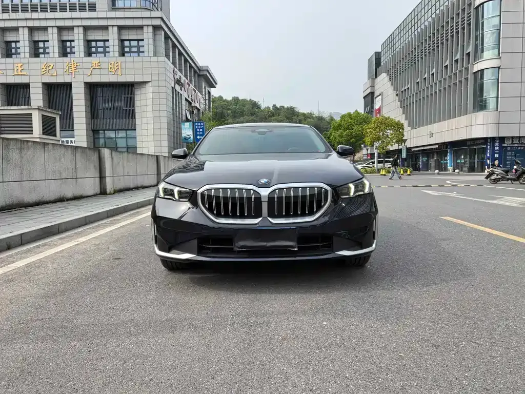 BMW 5 Series — фото 10