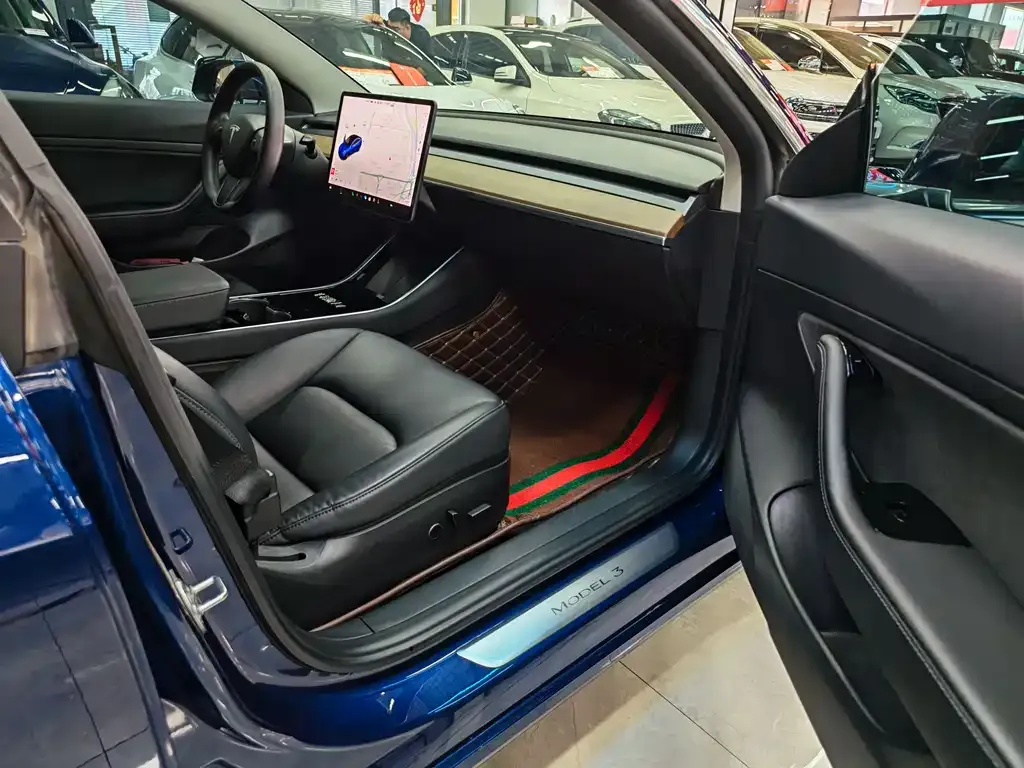 Tesla Model 3 — фото 10