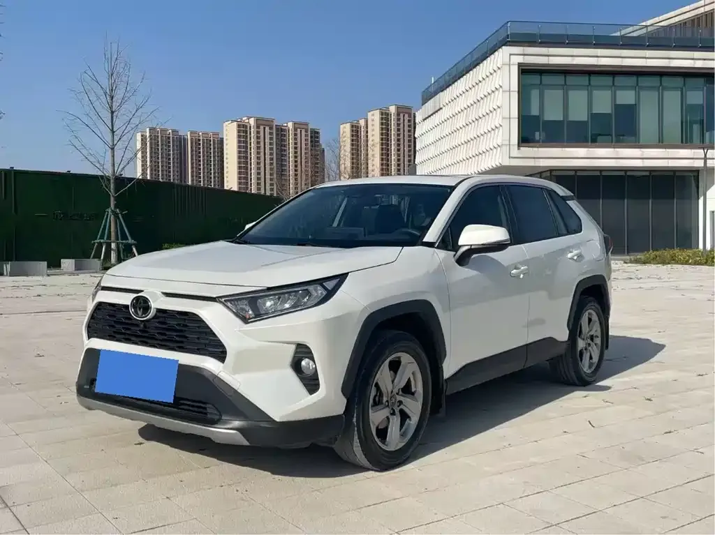 Toyota RAV4 — фото 1